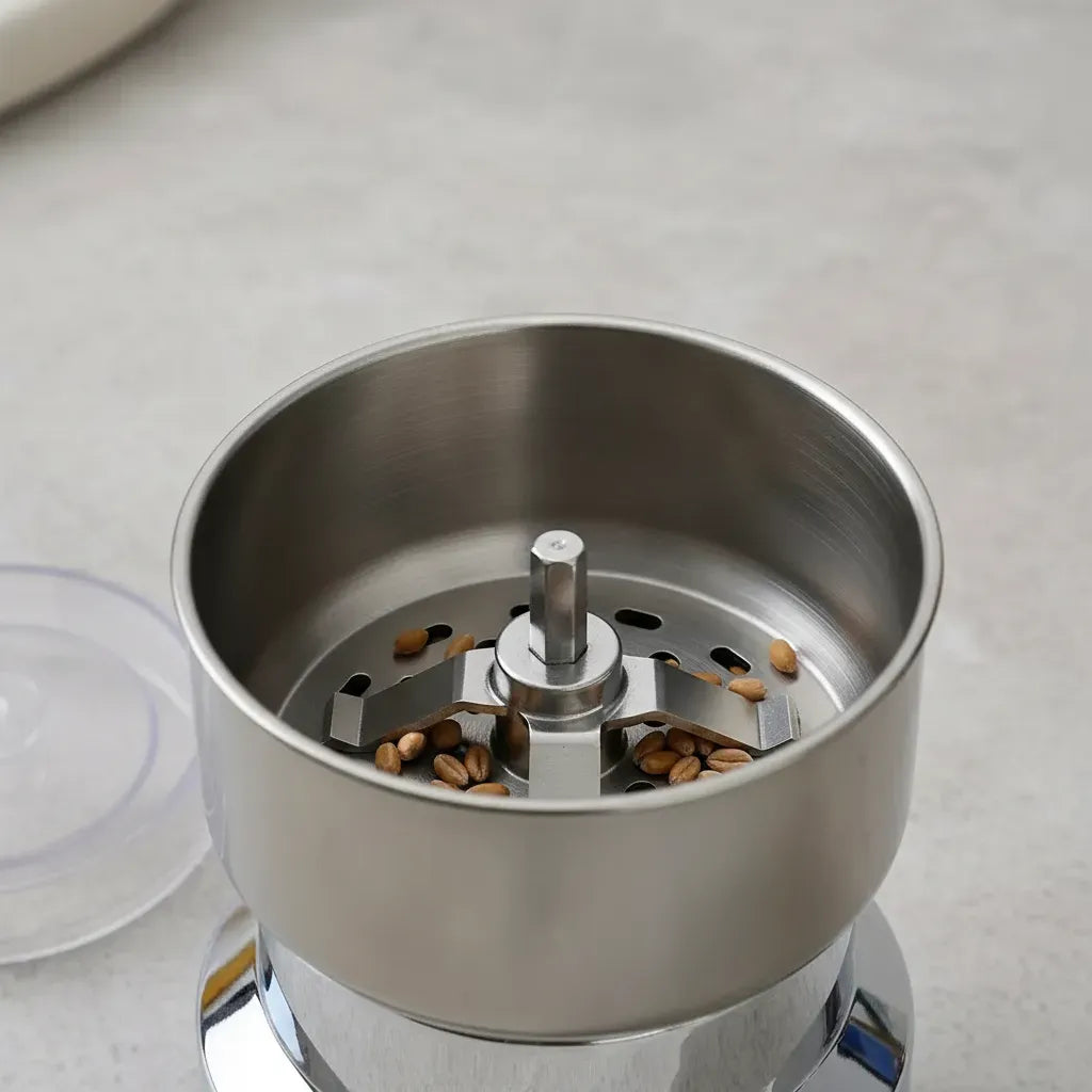 Moedor elétrico de café em uso na cozinha