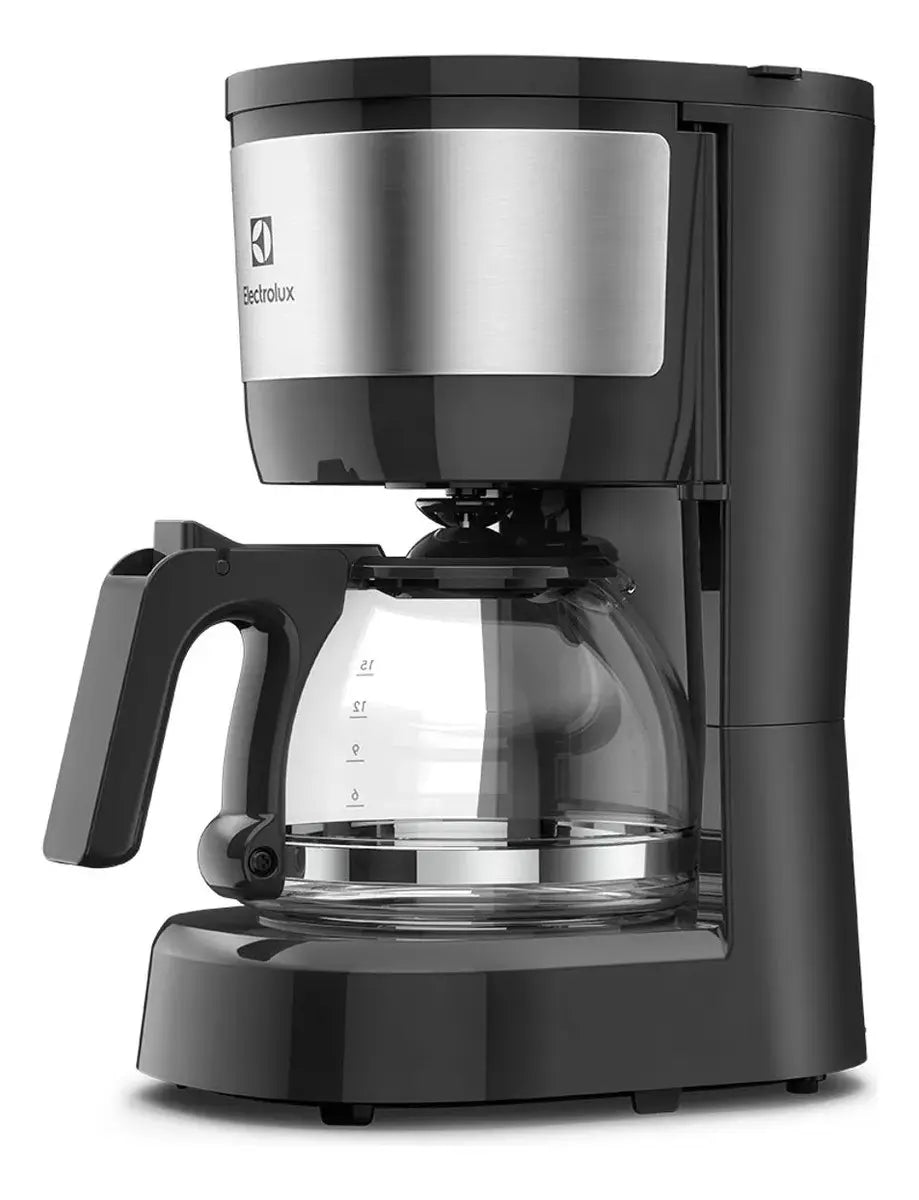 Cafeteira Electrolux com jarra de vidro e café sendo preparado