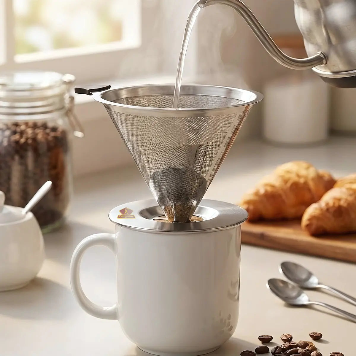 Coador inox sustentável para café em uso