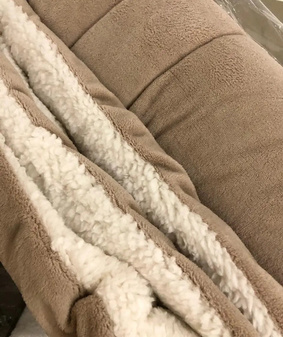 Edredom Sherpa LuckBaby — detalhe dupla face manta + sherpa